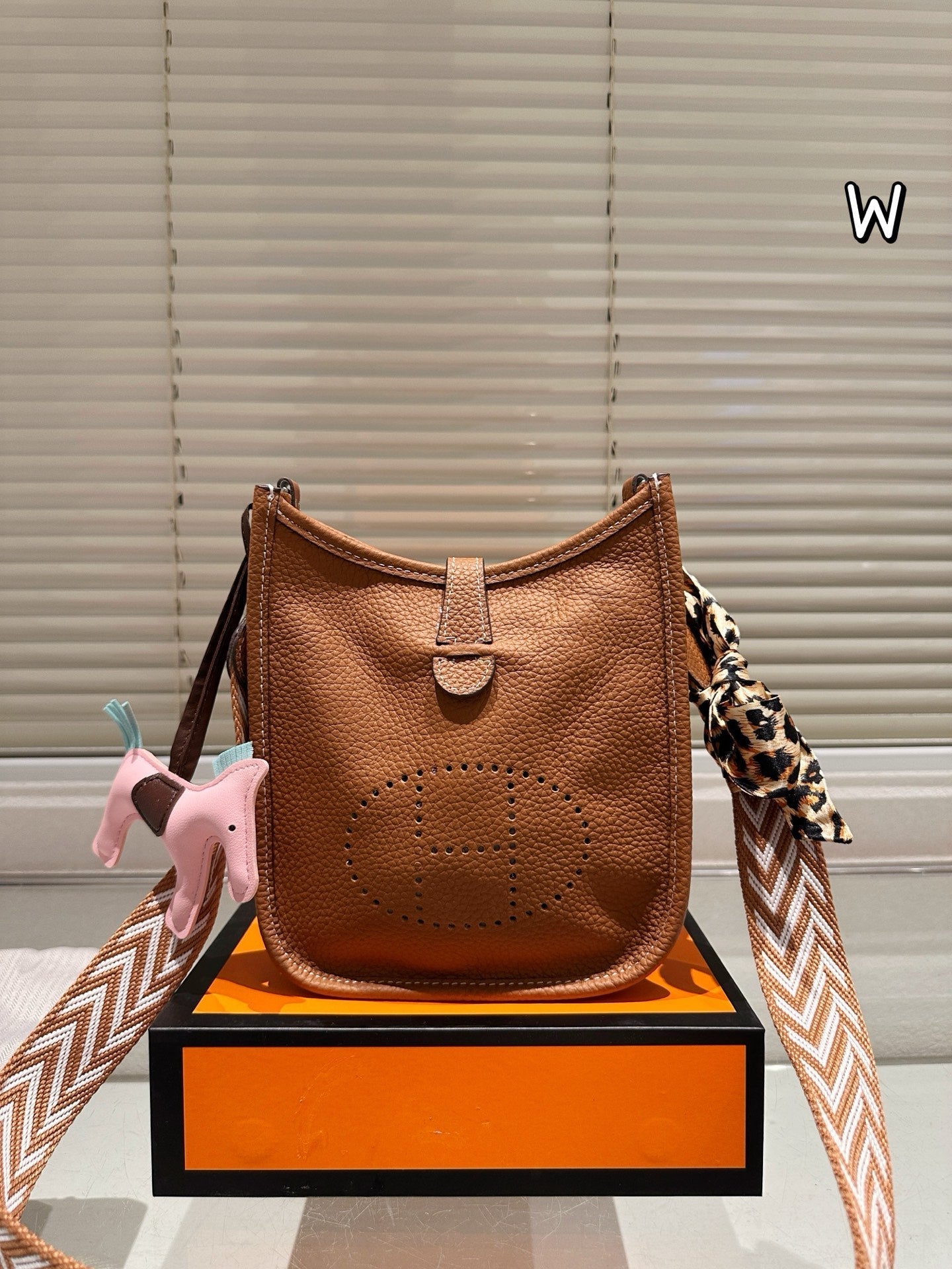 Fashionable and elegant leather messenger bag