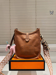 Fashionable and elegant leather messenger bag