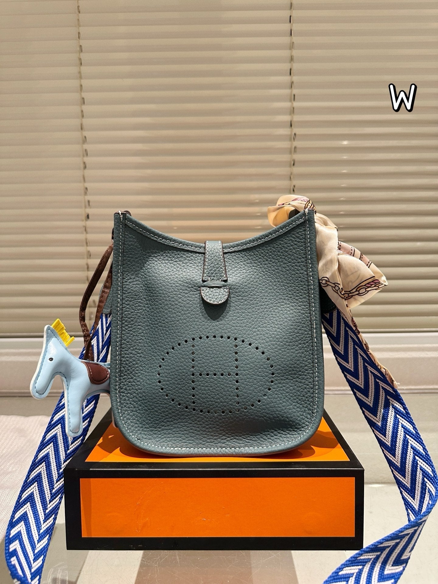 Fashionable and elegant leather messenger bag