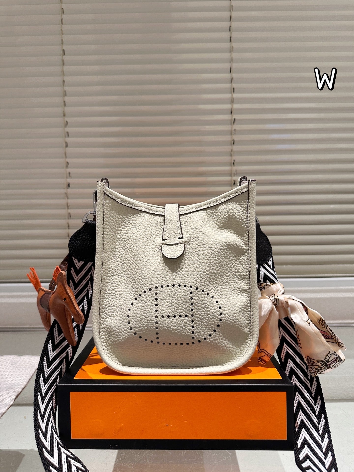 Fashionable and elegant leather messenger bag