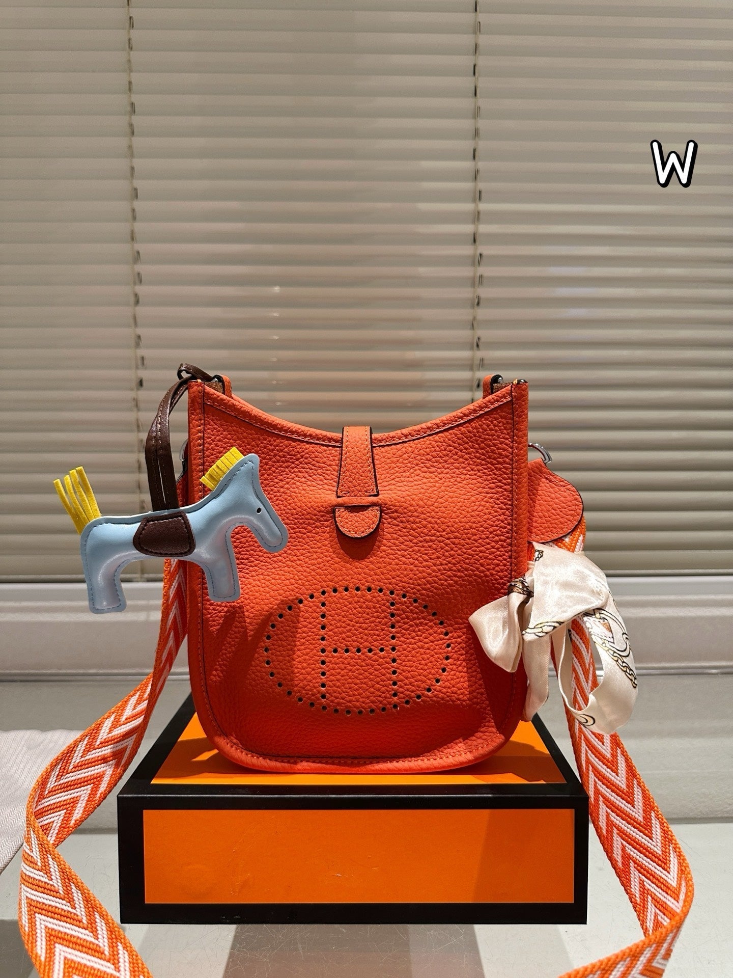 Fashionable and elegant leather messenger bag