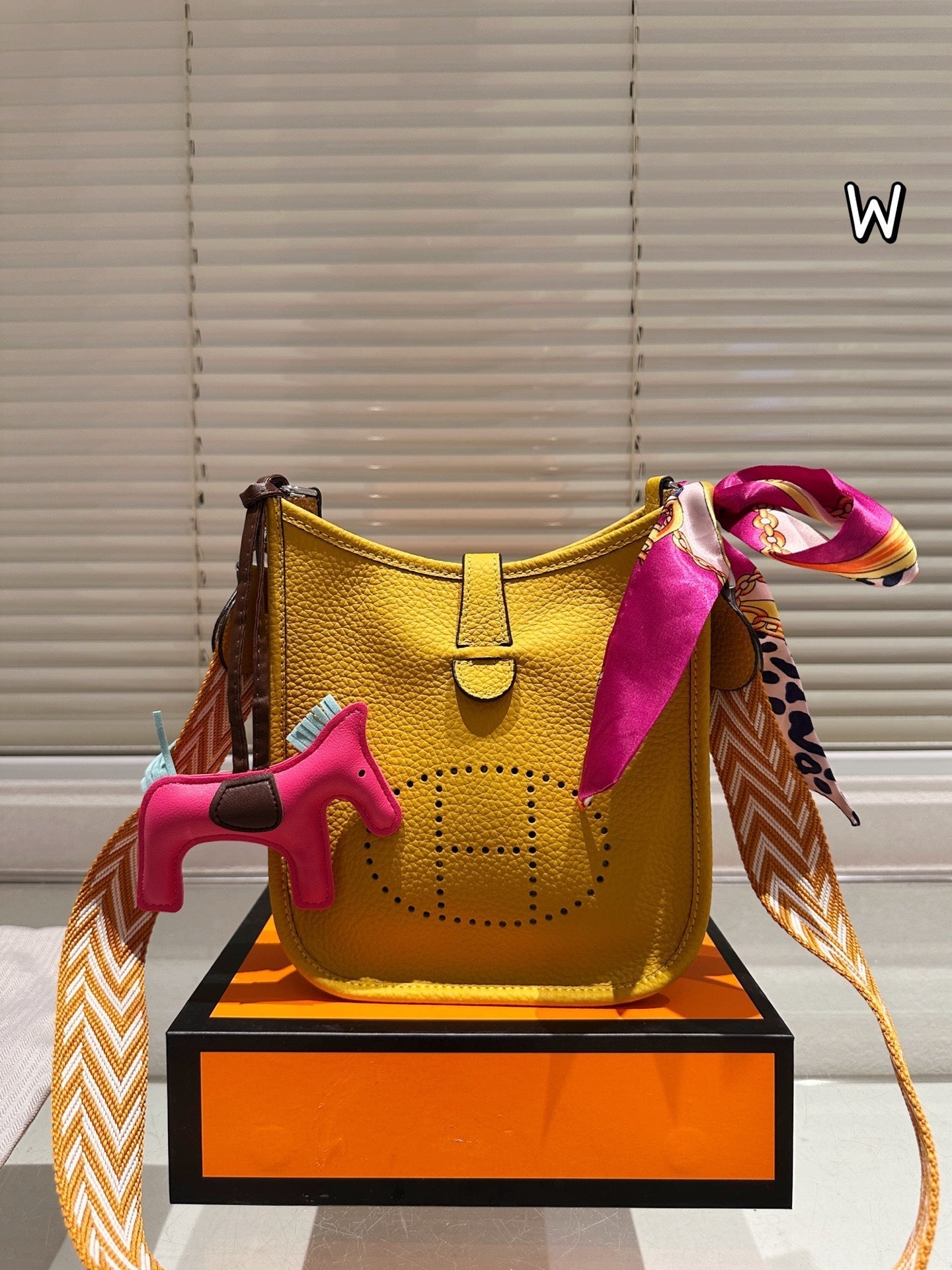 Fashionable and elegant leather messenger bag