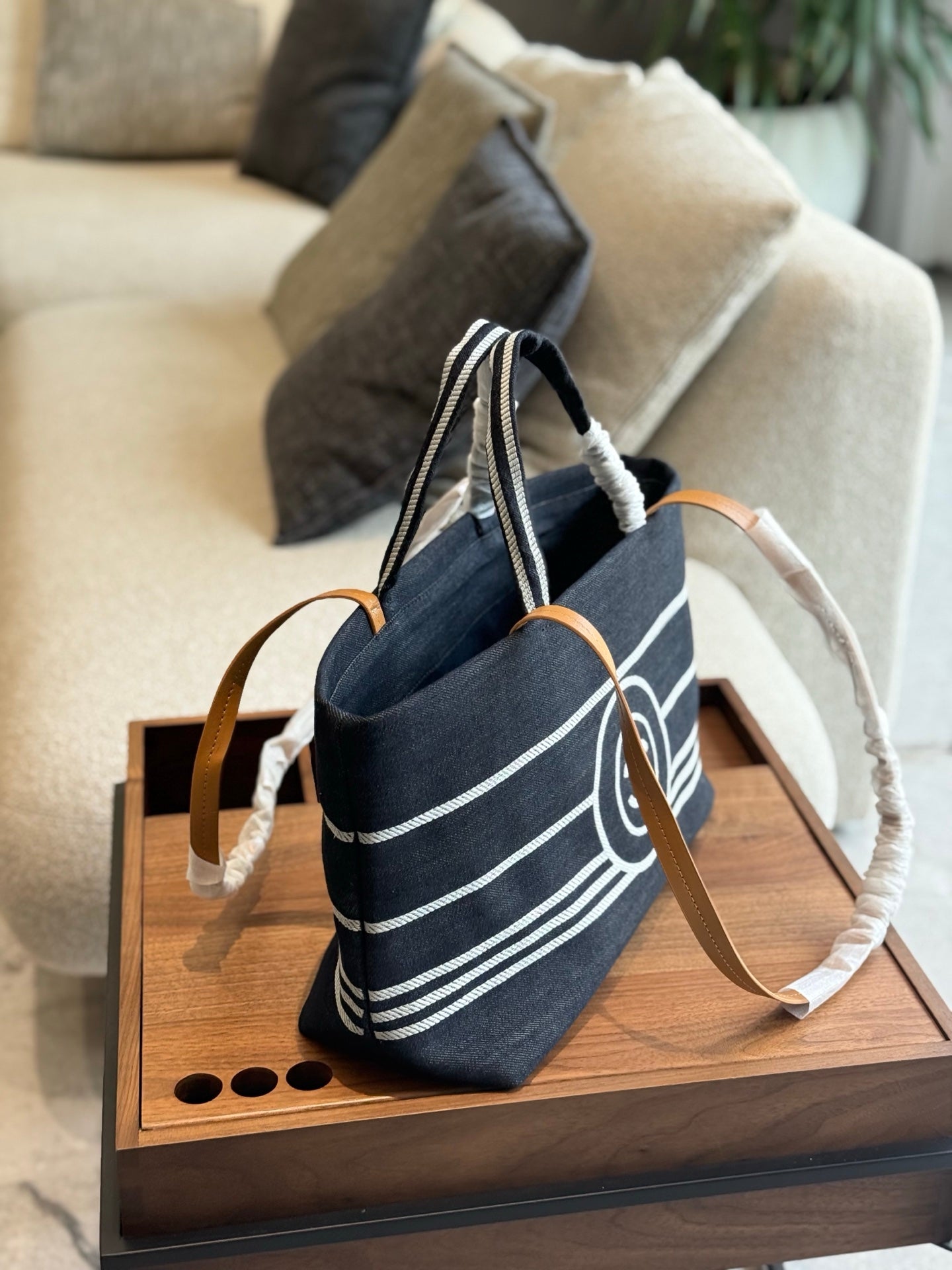 Leisure travel tote bag