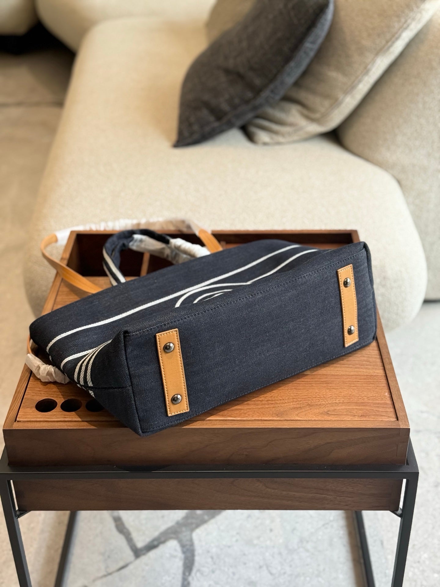 Leisure travel tote bag