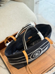 Leisure travel tote bag