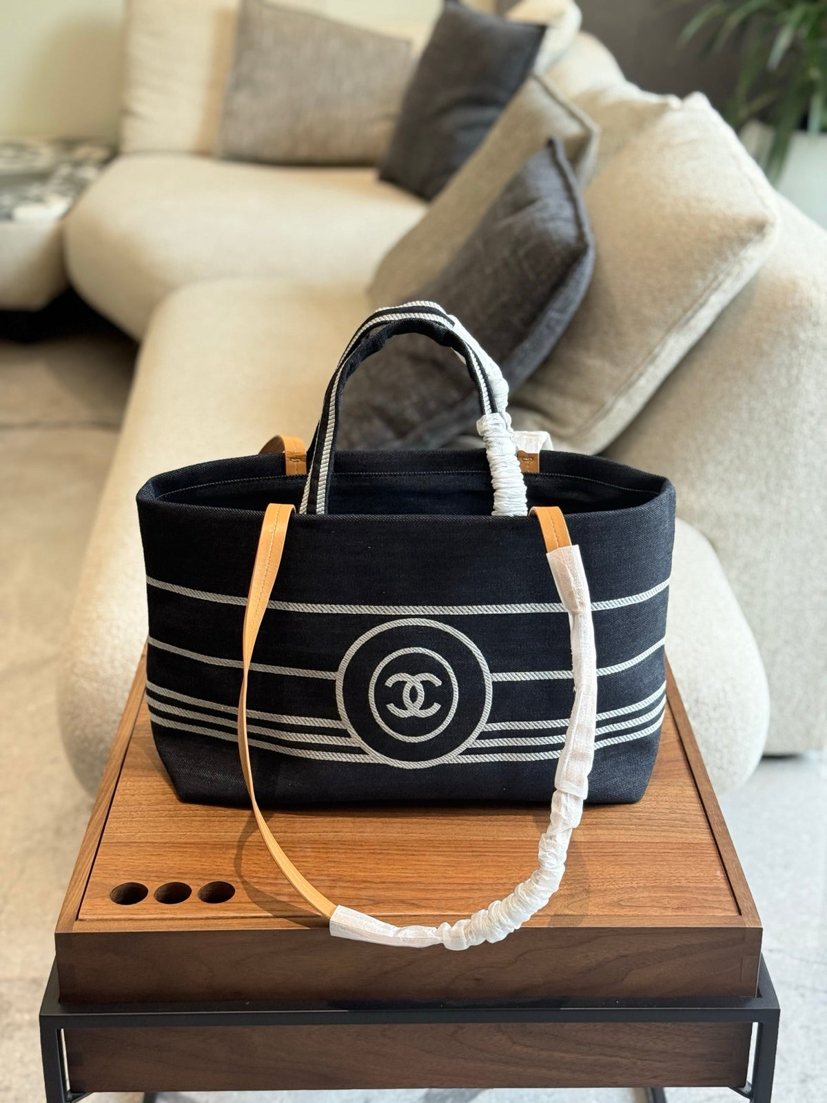 Leisure travel tote bag