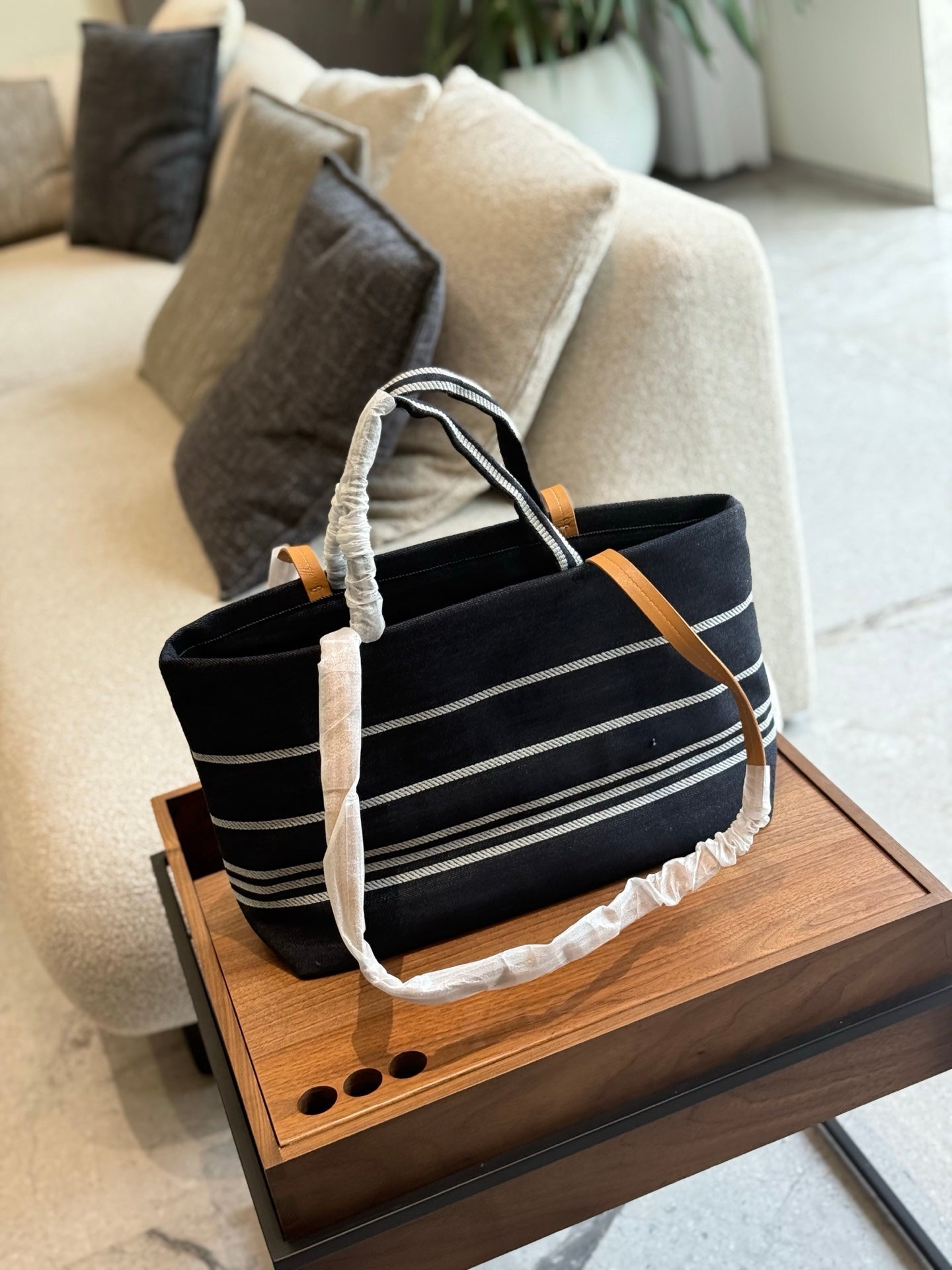 Leisure travel tote bag