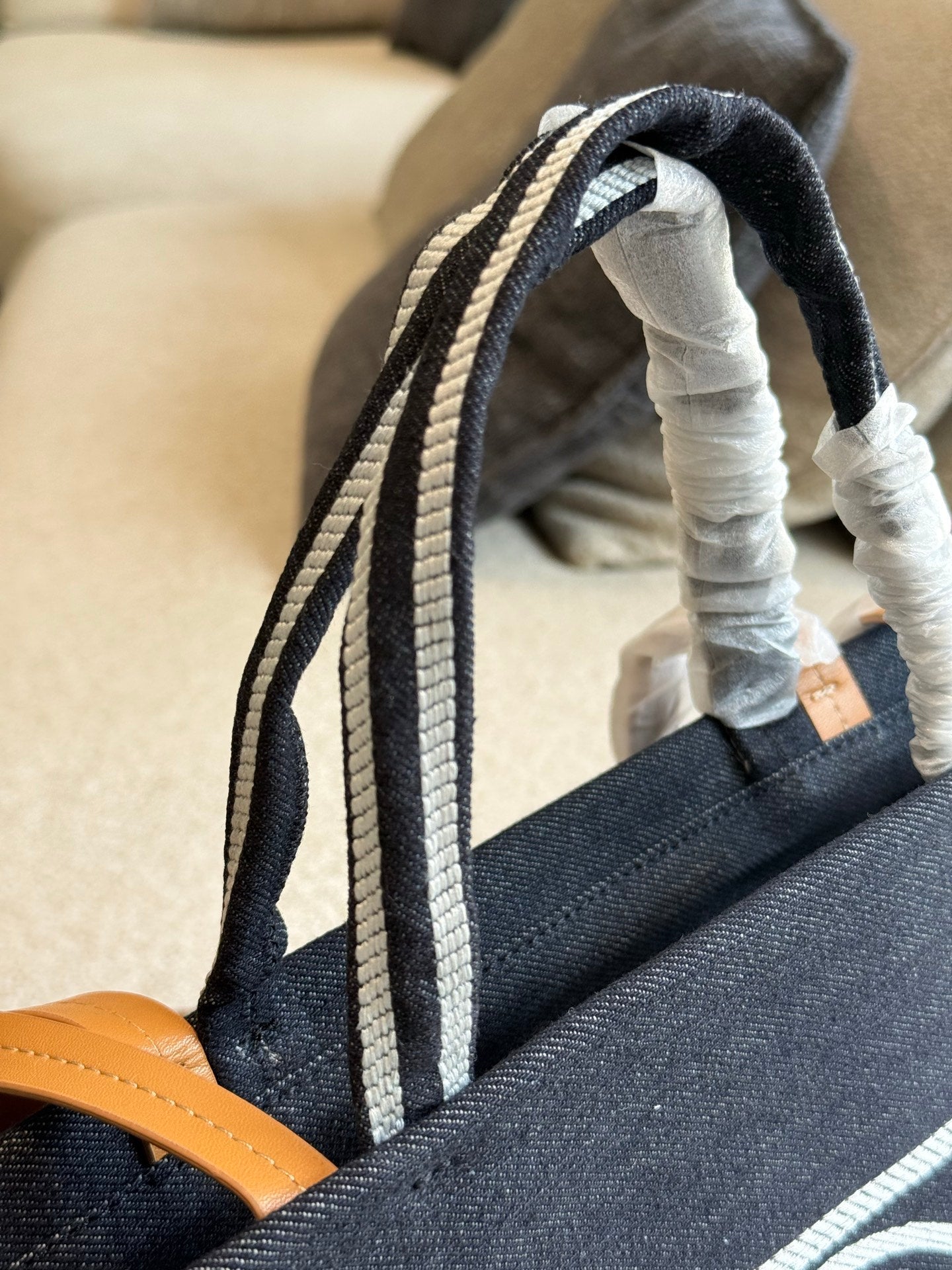 Leisure travel tote bag