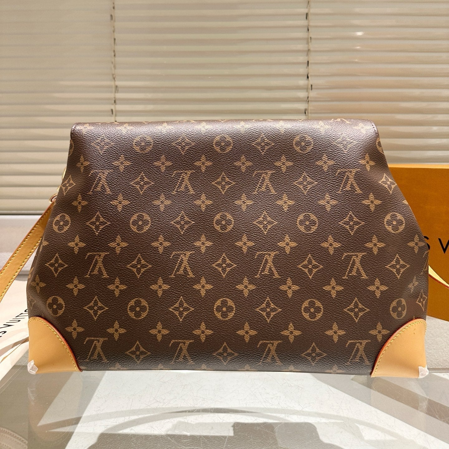 Lock Croissant Bag