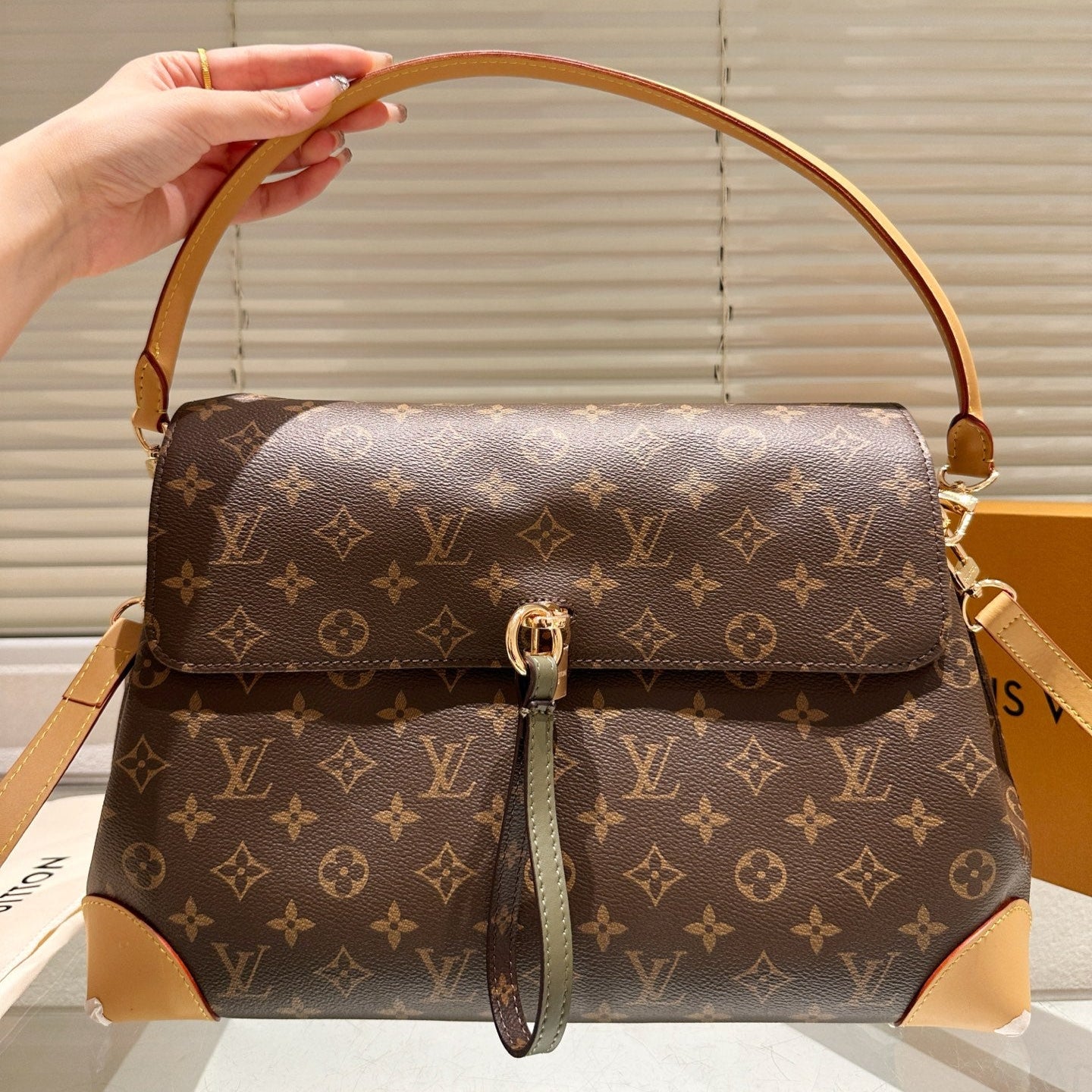 Lock Croissant Bag