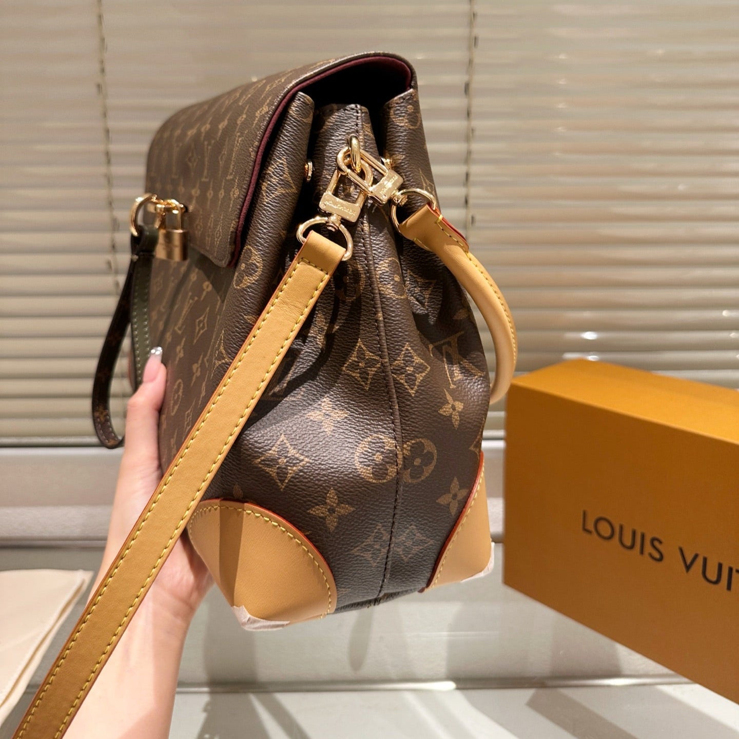 Lock Croissant Bag