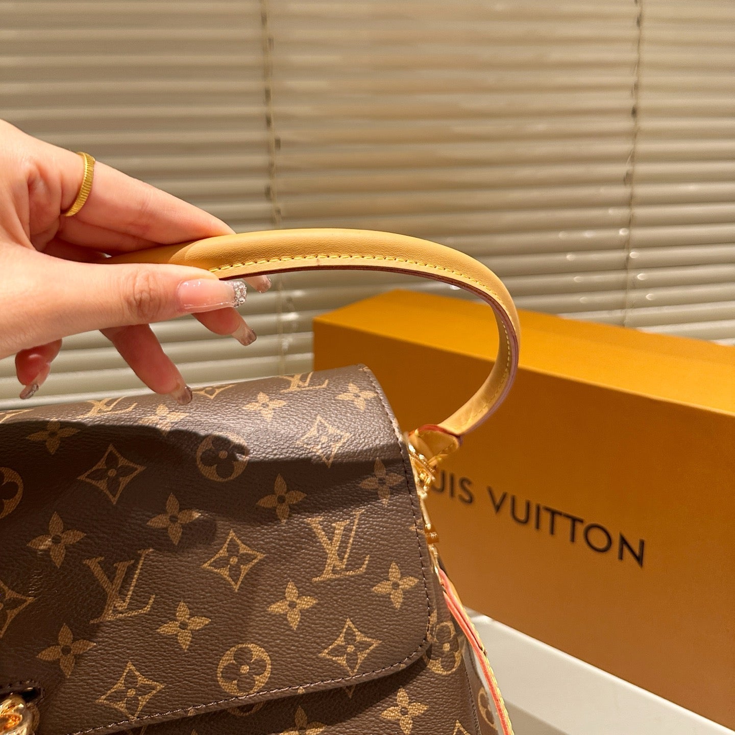 Lock Croissant Bag