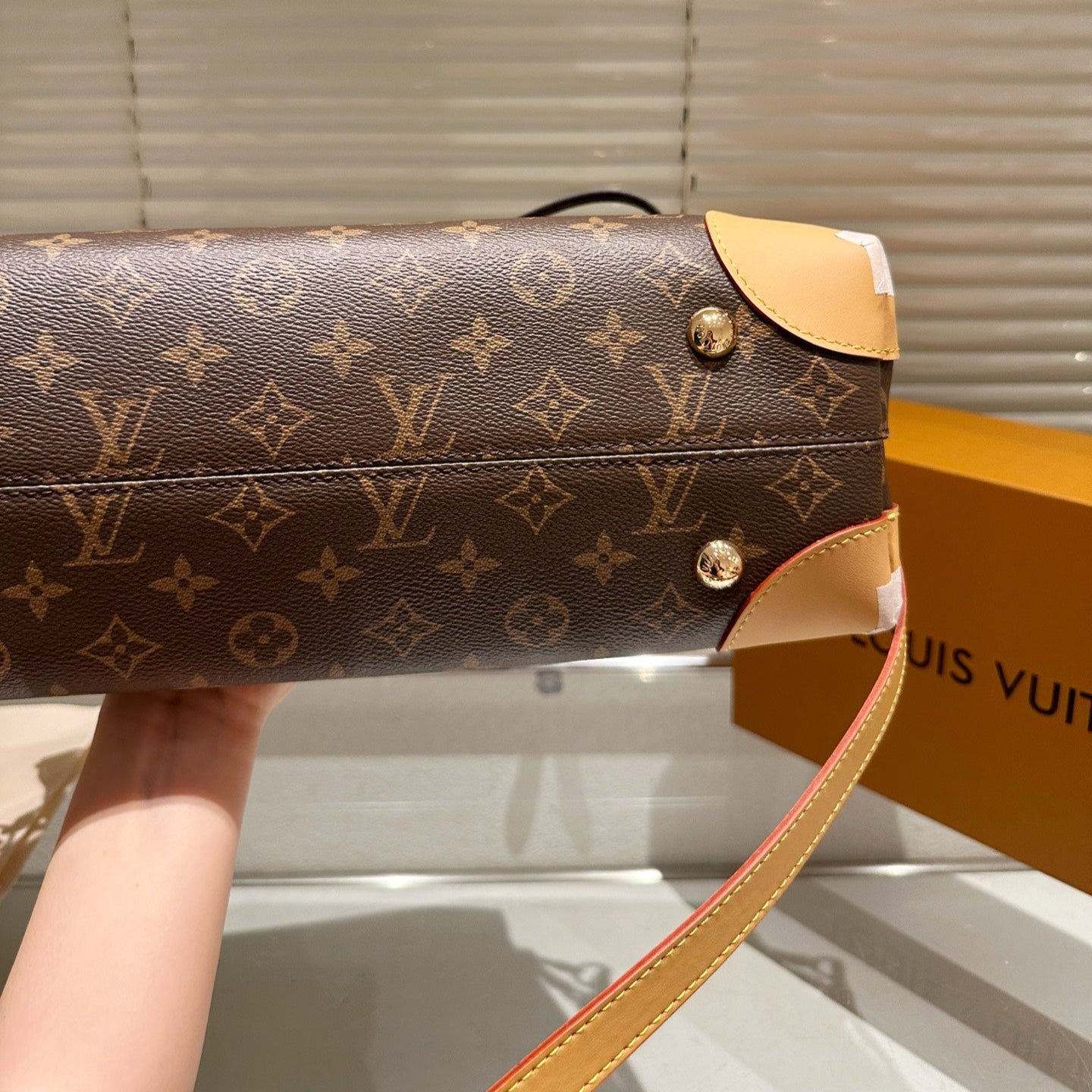 Lock Croissant Bag
