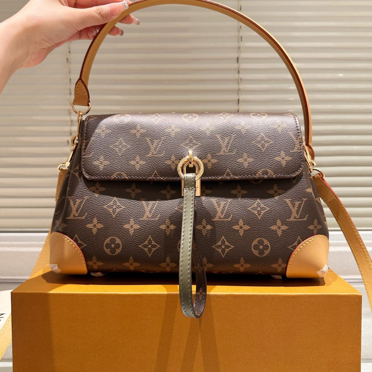 Lock Croissant Bag