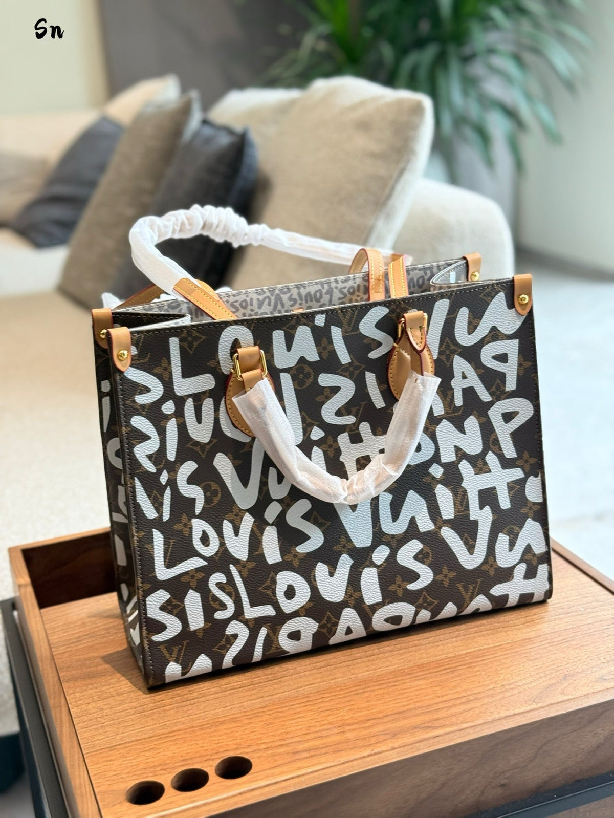 Graffiti letters shopping bag