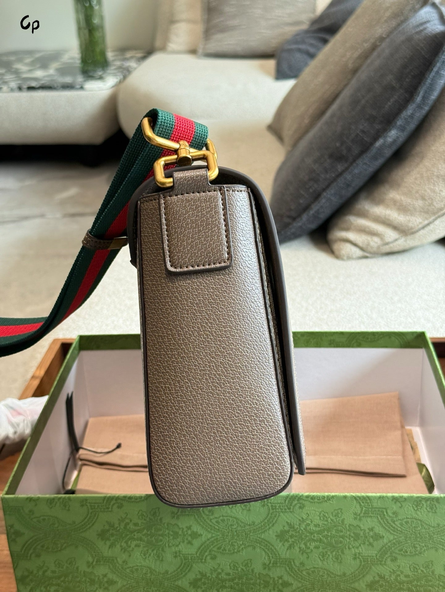 Fashionable magnetic flap crossbody bag