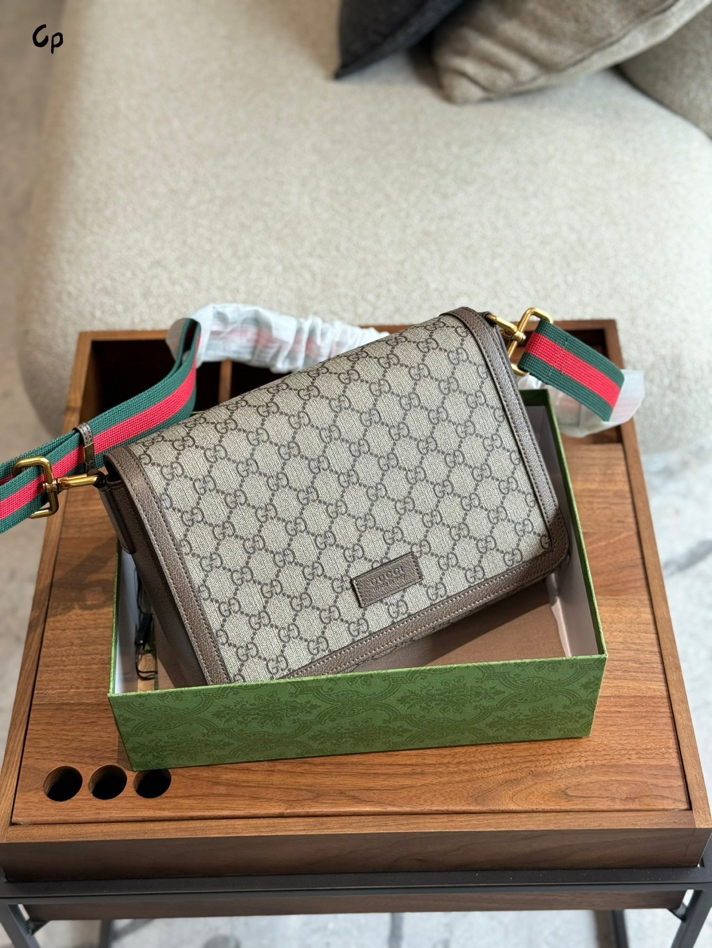 Fashionable magnetic flap crossbody bag