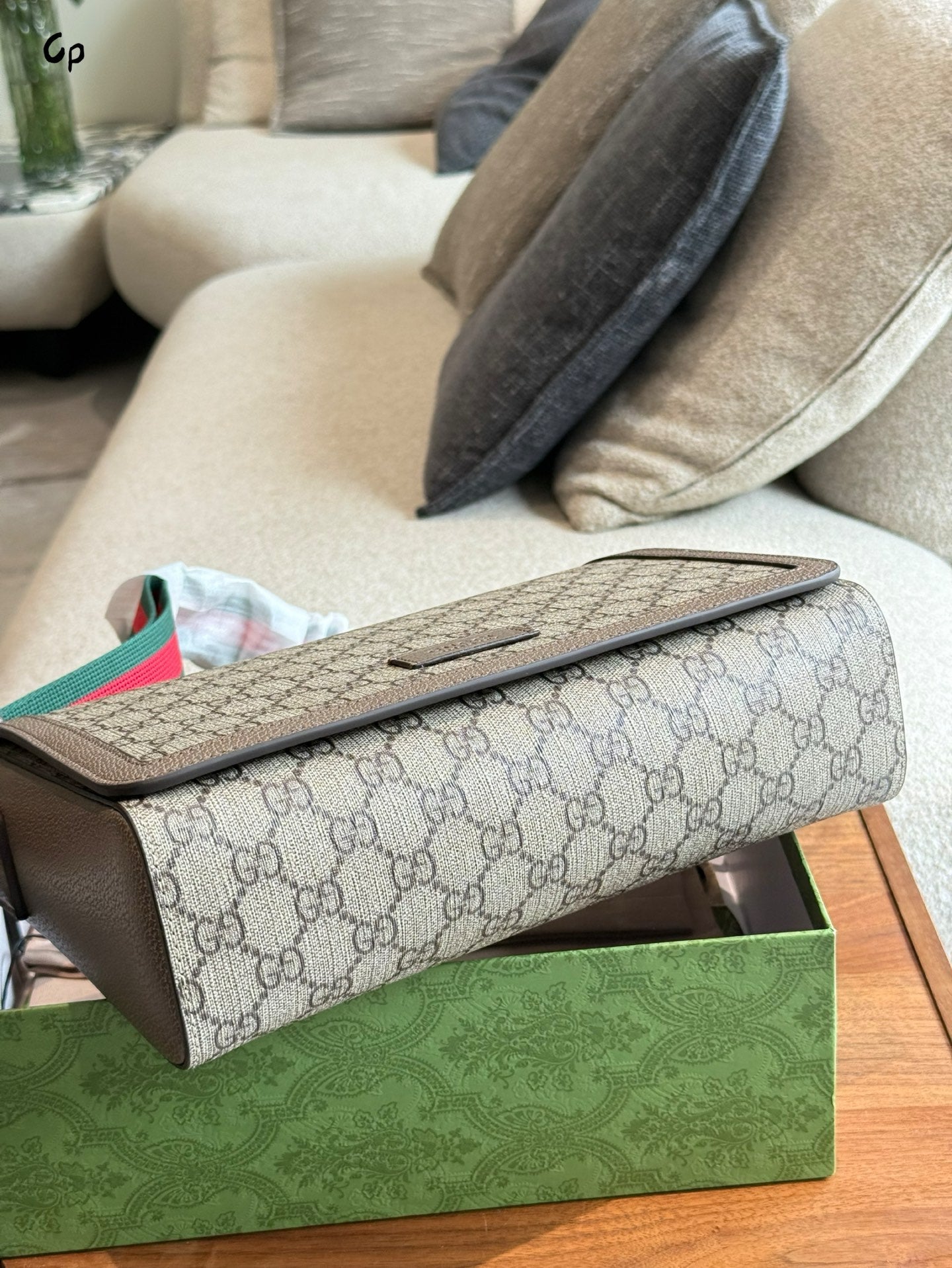 Fashionable magnetic flap crossbody bag