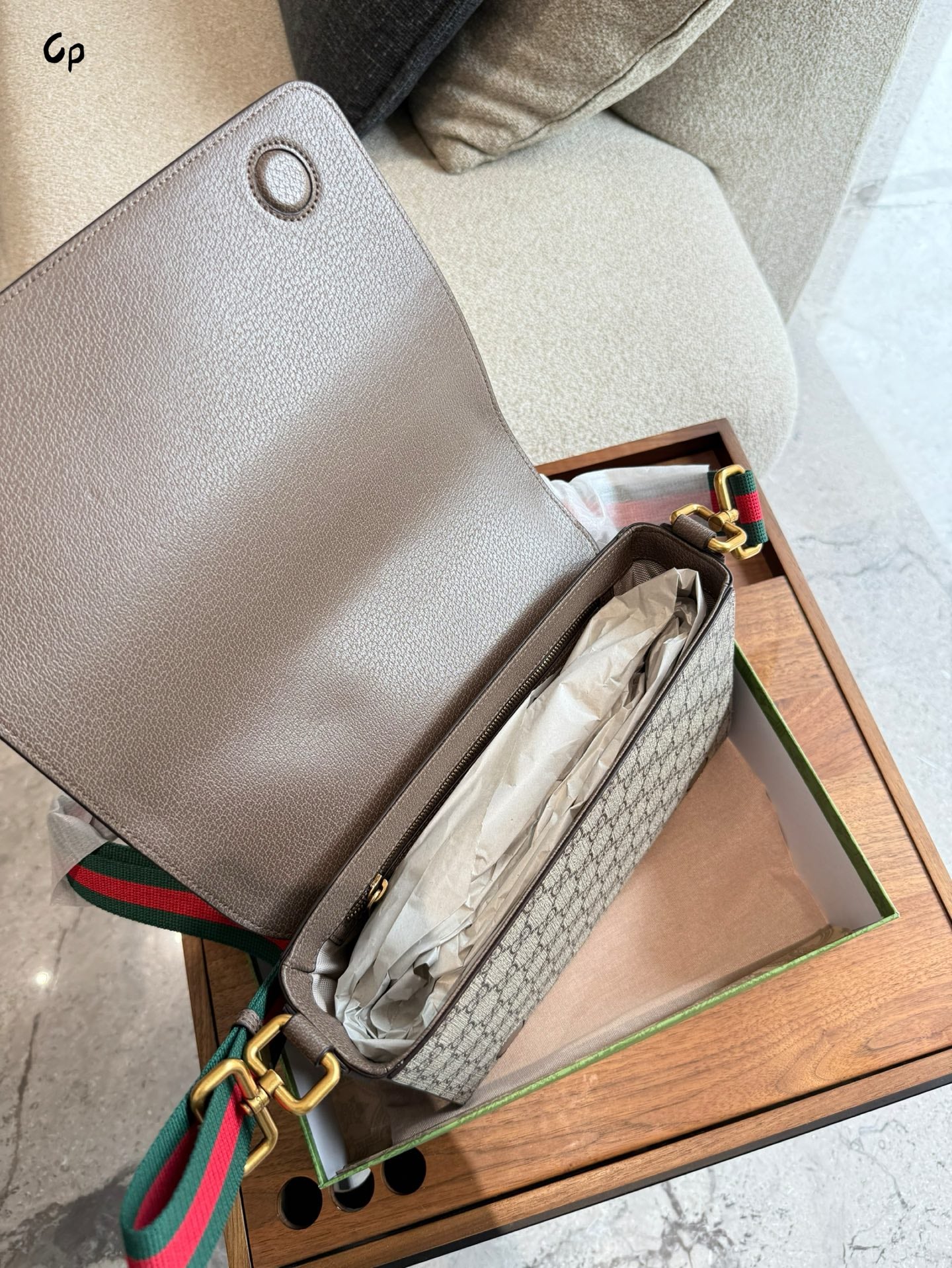 Fashionable magnetic flap crossbody bag