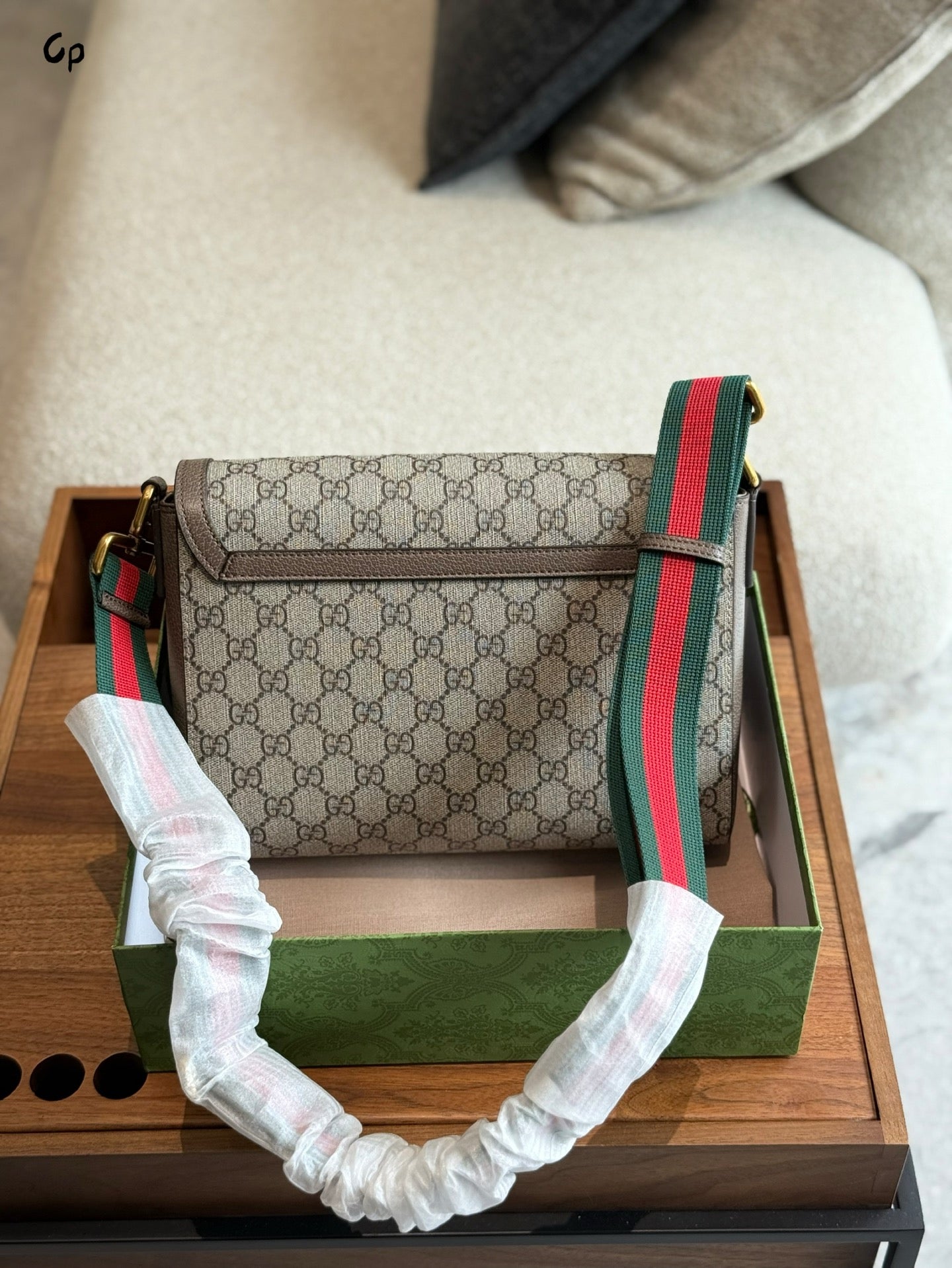 Fashionable magnetic flap crossbody bag