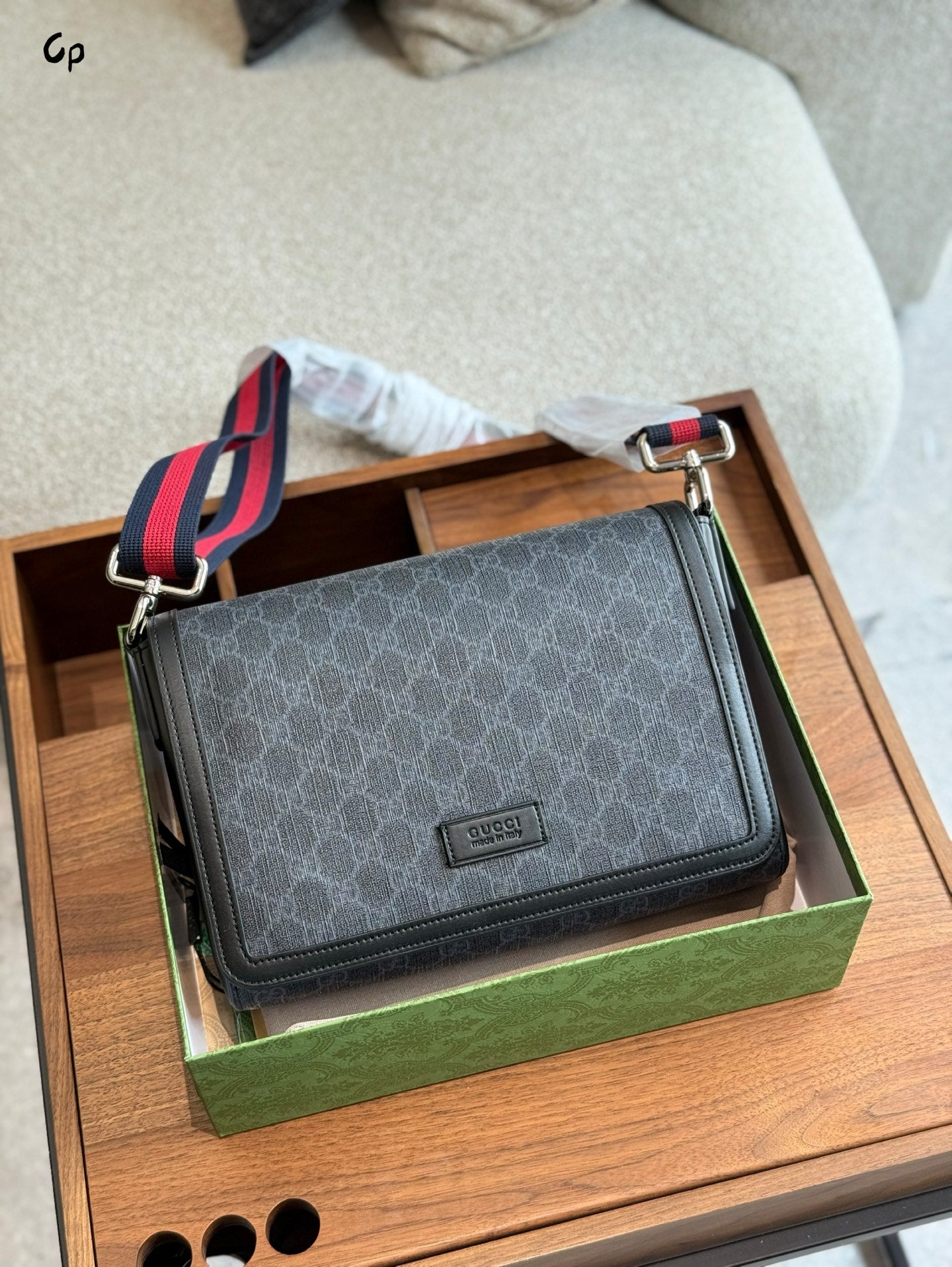 Fashionable magnetic flap crossbody bag