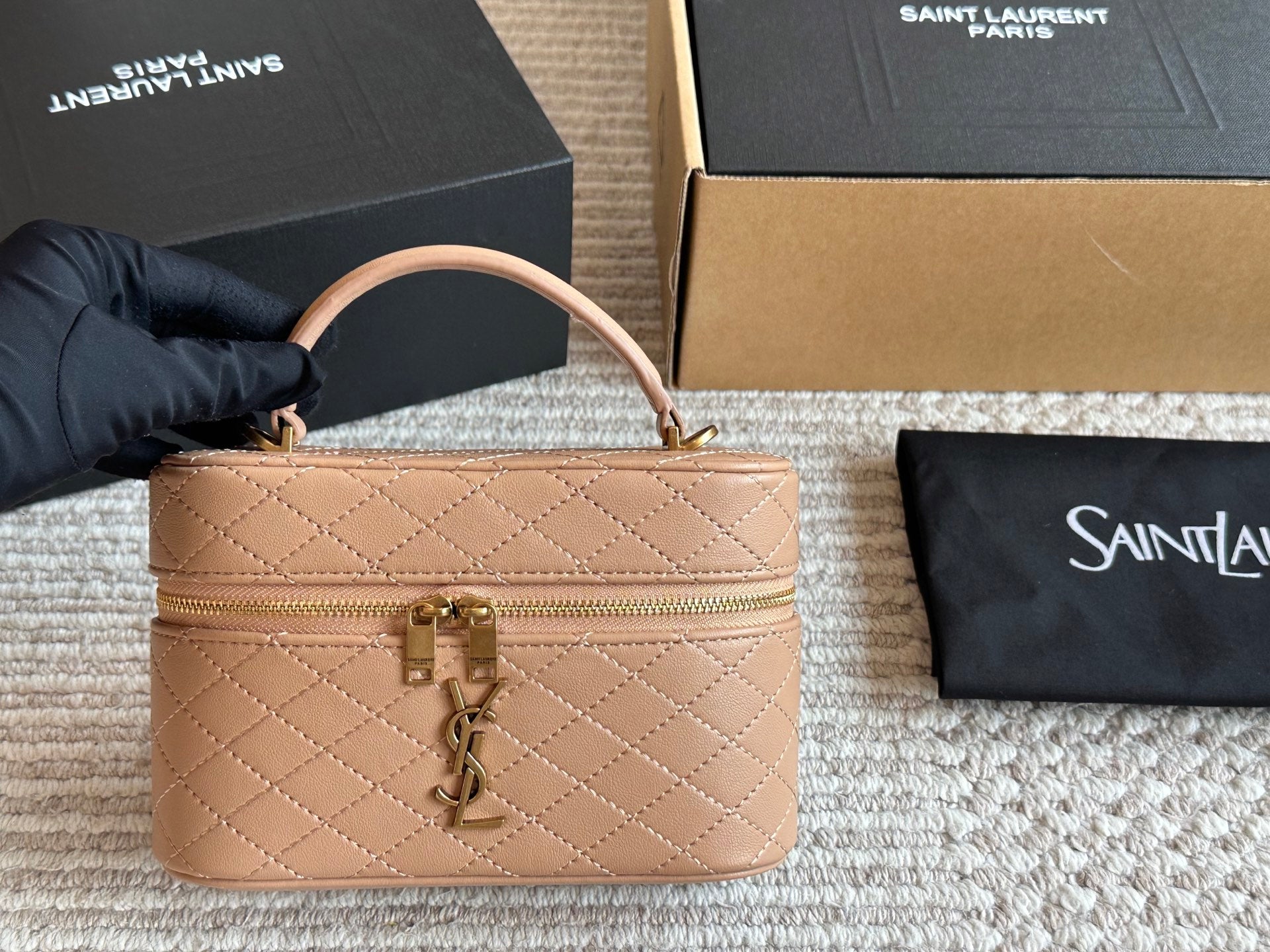 Exquisite leather small box bag