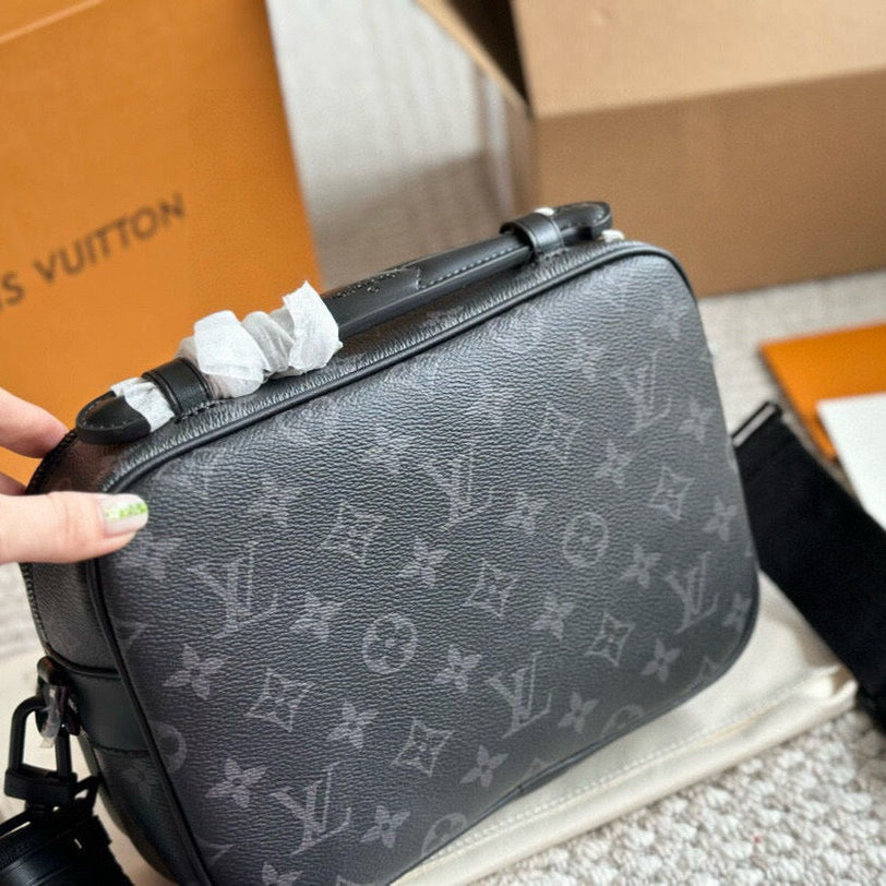 Handsome men's embossed messenger bag