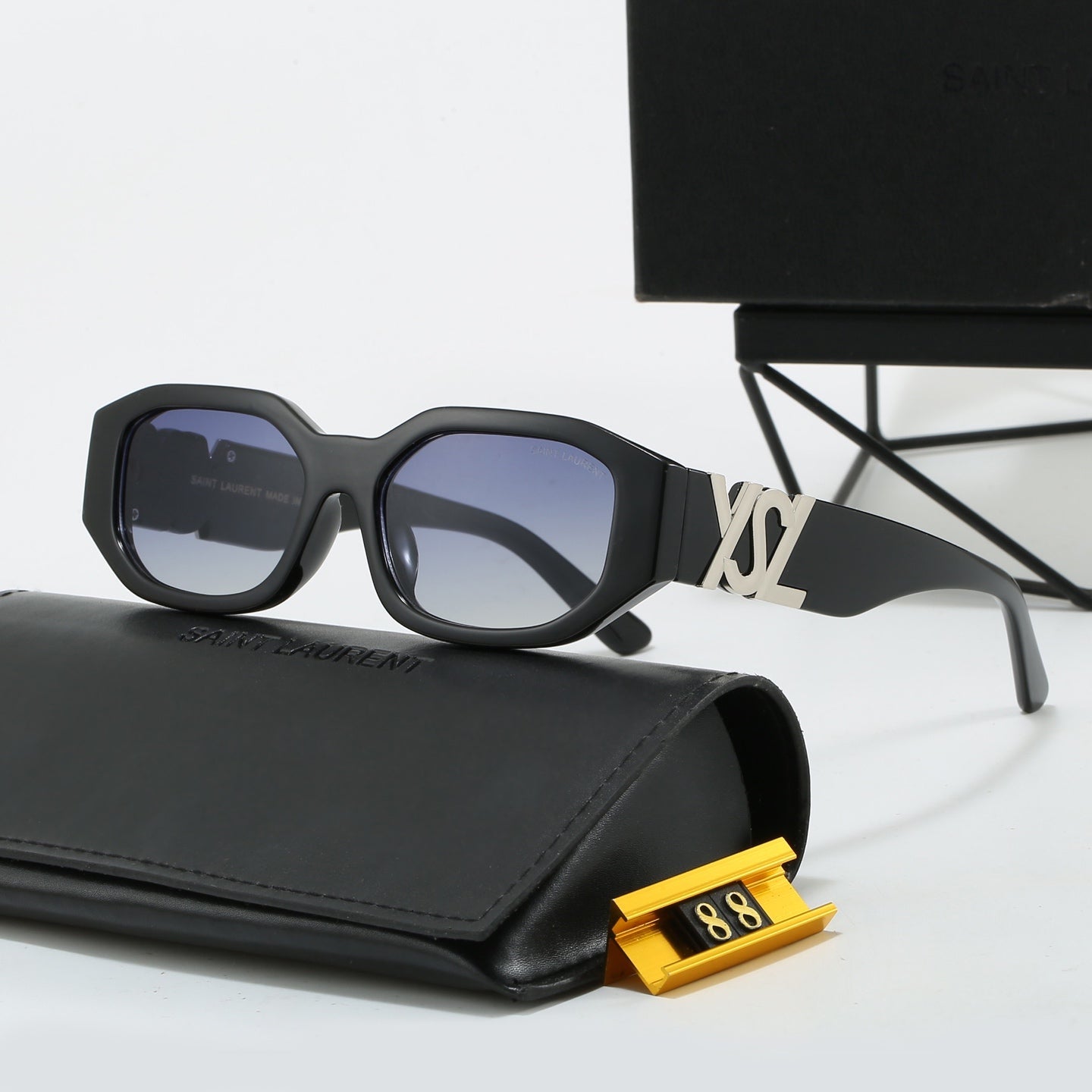 Square frame fashion sunglasses