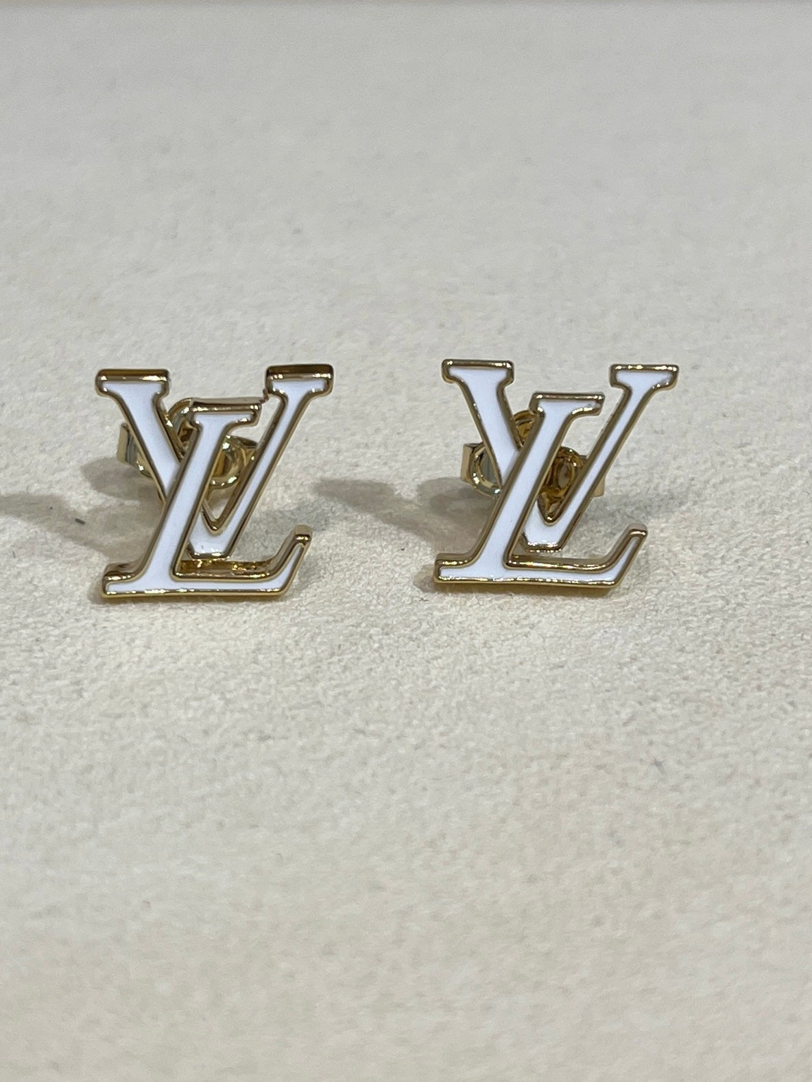 Fashionable white enamel stud earrings
