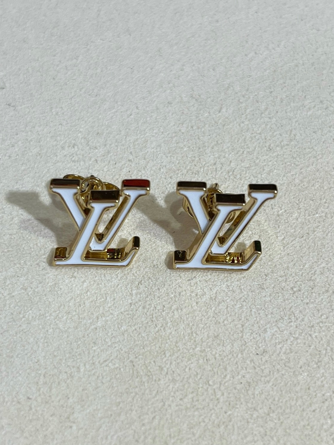 Fashionable white enamel stud earrings
