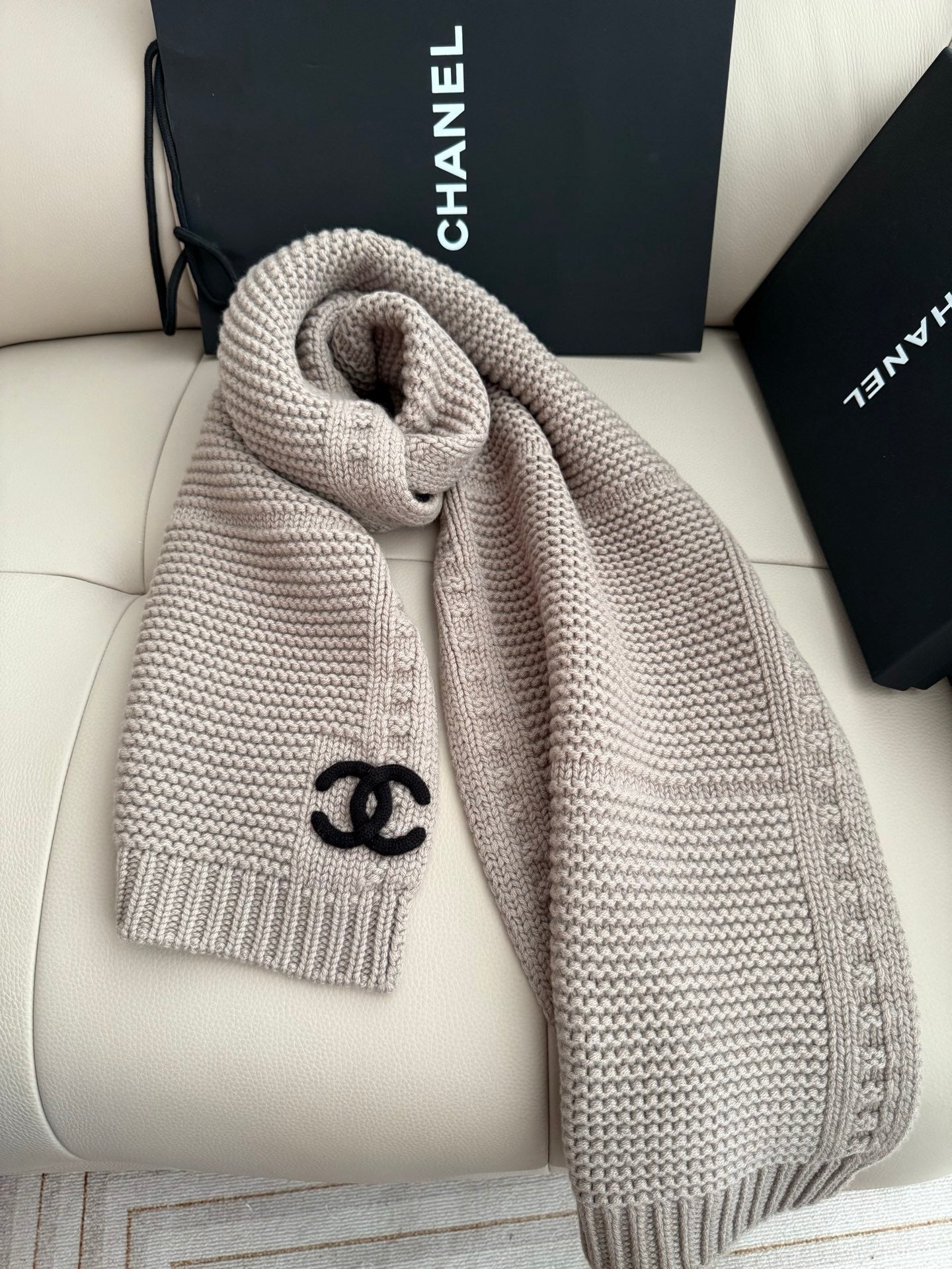 Simple stylish knitted cashmere scarf
