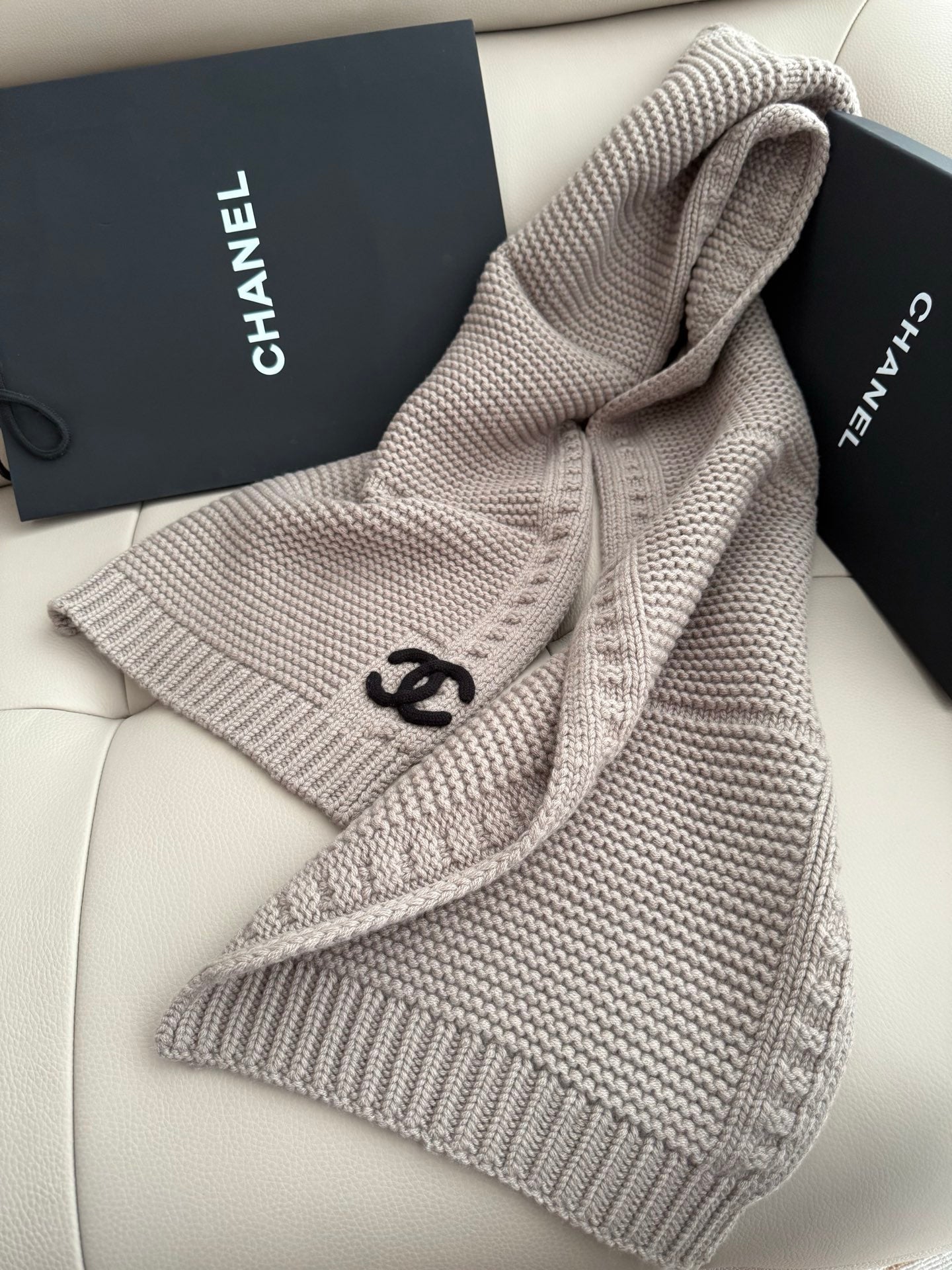 Simple stylish knitted cashmere scarf