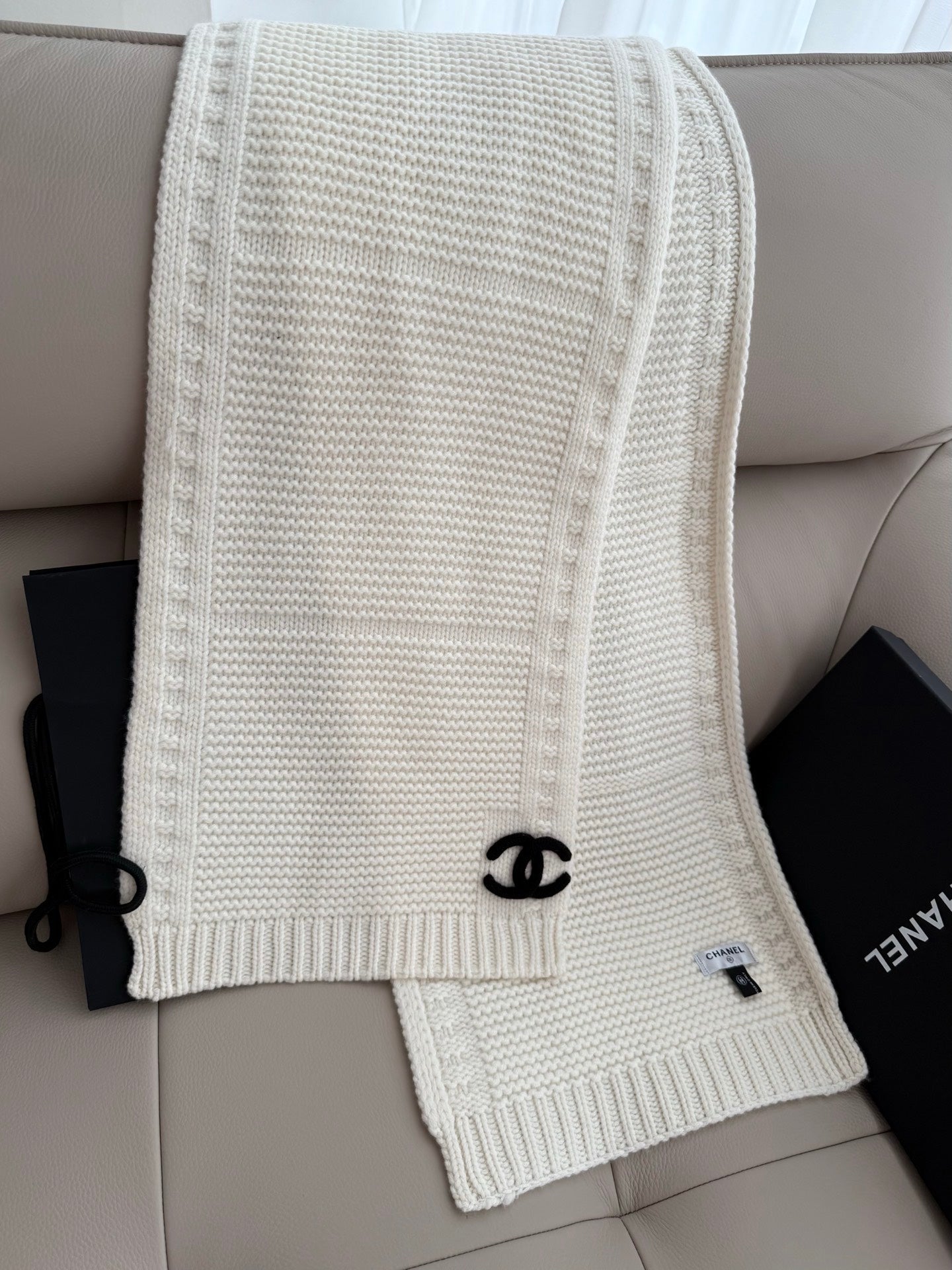 Simple stylish knitted cashmere scarf
