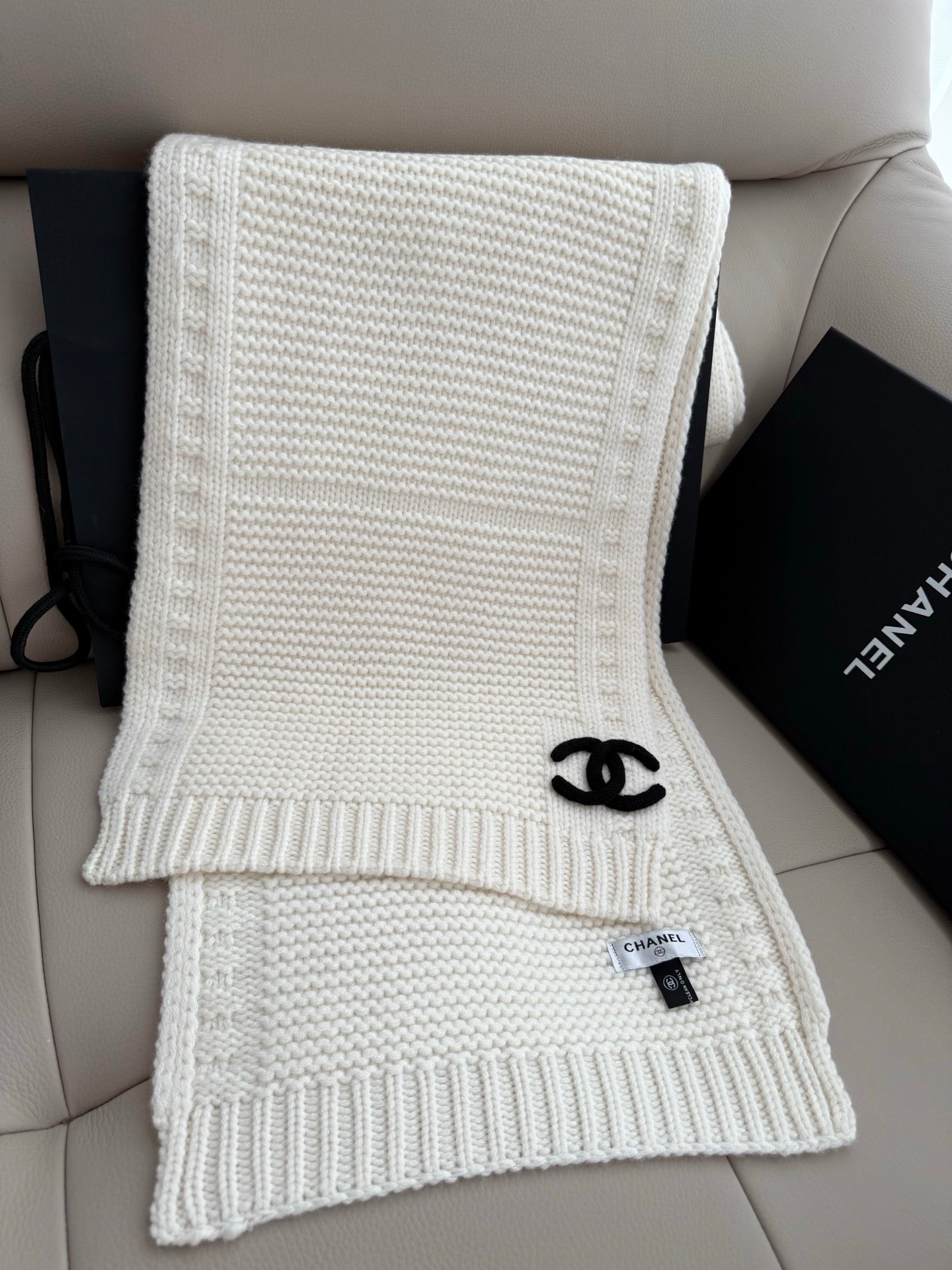 Simple stylish knitted cashmere scarf