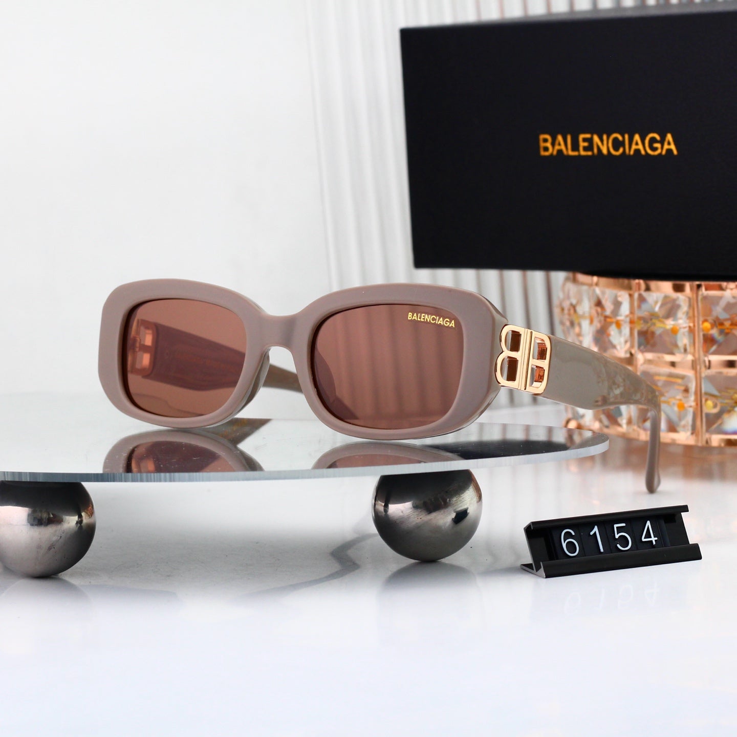Cat-eye sunglasses