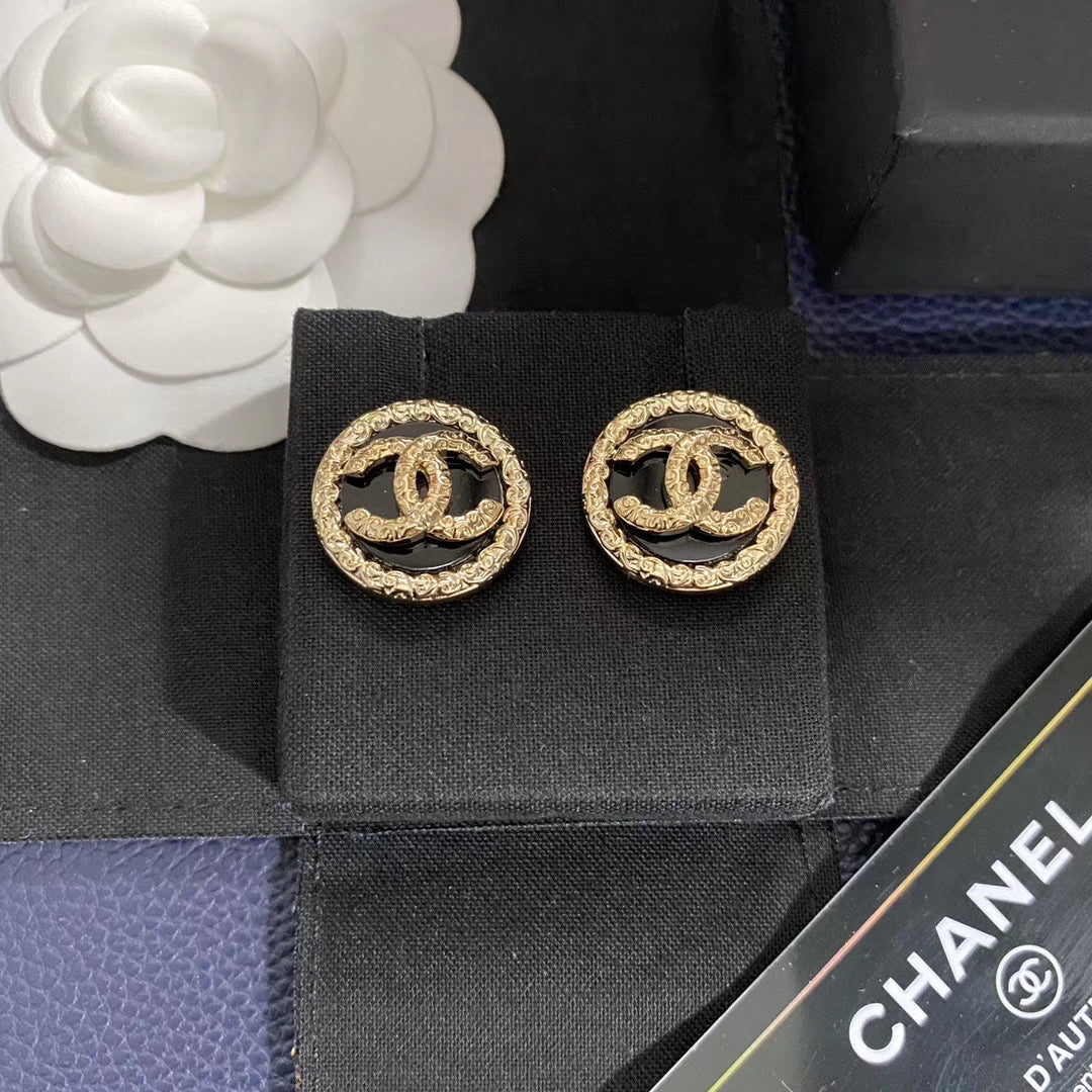 Vintage black gold round stud earrings