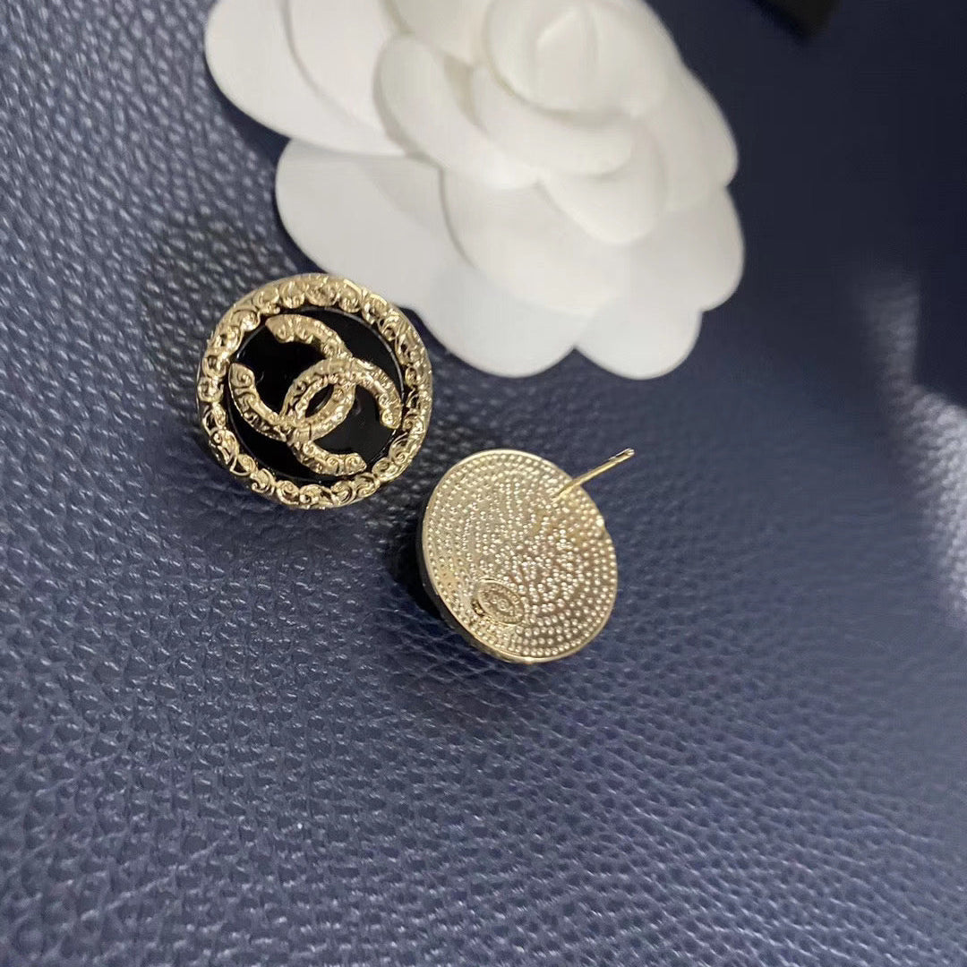 Vintage black gold round stud earrings