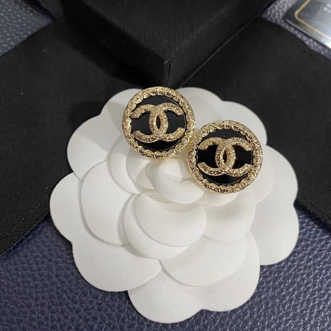 Vintage black gold round stud earrings