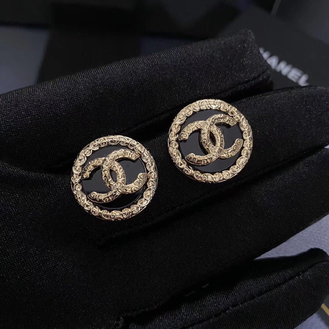 Vintage black gold round stud earrings